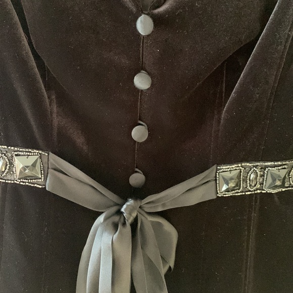 Adrienne Papell Boutique Black Velvet Jacket w/ embellishments. 100% silk lining - Picture 5 of 10